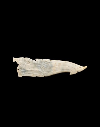 View full screen - View 1 of Lot 931. A calcified jade 'bird' pendant, Western Zhou dynasty | 西周 玉鳥.