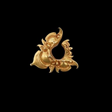 View full screen - View 1 of Lot 1058. A pronged solid gold earring Java, Indonesia, 7th - 12th century | 印尼爪哇 七至十二世紀 尖頭金耳飾.