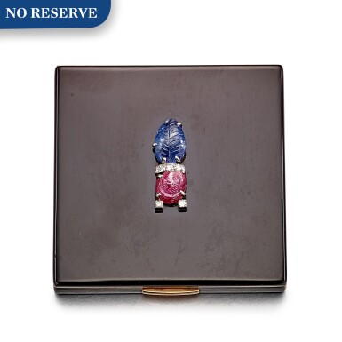 View full screen - View 1 of Lot 1176. CARTIER | ENAMEL, RUBY, SAPPHIRE AND DIAMOND POWDER CASE | 卡地亞 | 琺瑯彩, 紅寶石 配 藍寶石 及 鑽石 粉盒.