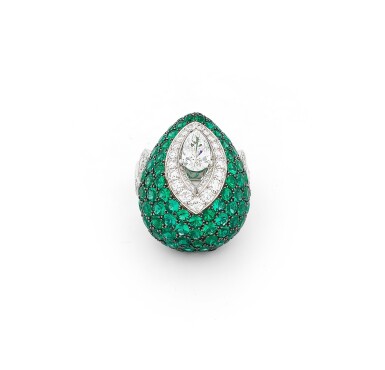 View full screen - View 1 of Lot 29. GRAFF | BAGUE ÉMERAUDES ET DIAMANTS | EMERALD AND DIAMOND RING.
