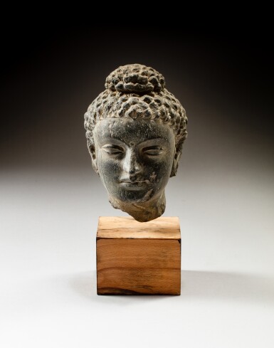 View full screen - View 1 of Lot 86. A grey schist head of a Buddha Ancient Region of Gandhara, 2nd - 3rd century | 犍陀羅 二至三世紀 灰片岩雕佛首像.