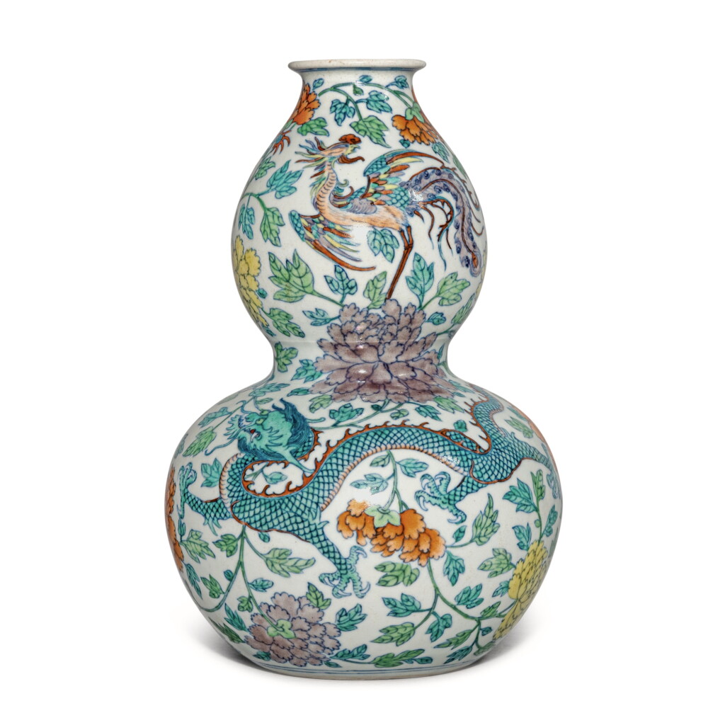 View full screen - View 1 of Lot 525. A rare doucai 'dragon and phoenix' double-gourd vase, Qing dynasty, 18th century | 清十八世紀 闘彩龍鳳紋葫蘆瓶.