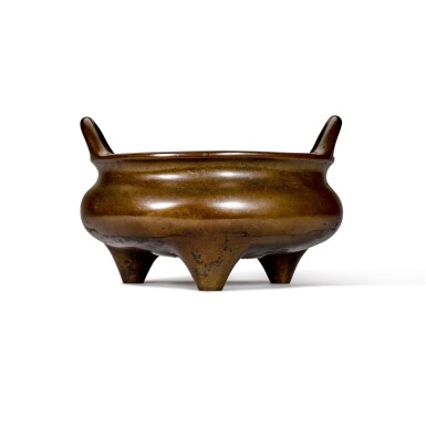 View full screen - View 1 of Lot 867. A large bronze tripod censer, Qing dynasty, 19th century.