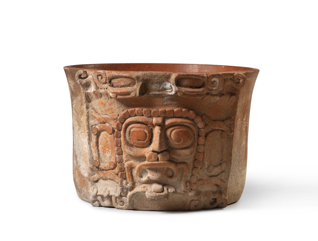全萤幕检视 - 查看17Vase cache ornée d'une tête de divinité, Culture Maya, Guatemala, Classique, 450-650 AP. J.-C. | Maya Cache vessel with Deity face, Guatemala, Classic, AD 450-650 的1