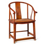 A HUANGHUALI HORSESHOE-BACK ARMCHAIR, QUANYI, 17TH CENTURY | 明末清初 黃花梨圈椅