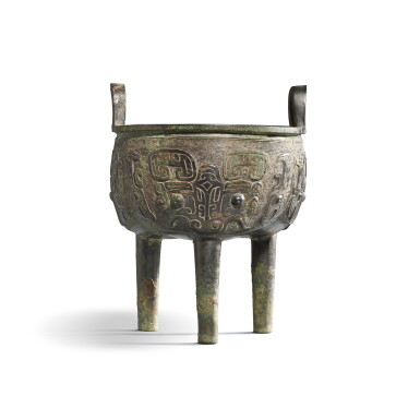 View full screen - View 1 of Lot 35. An inscribed archaic bronze ritual food vessel (Liding), Late Shang / Early Western Zhou dynasty | 商末 / 西周初 亞鼎.