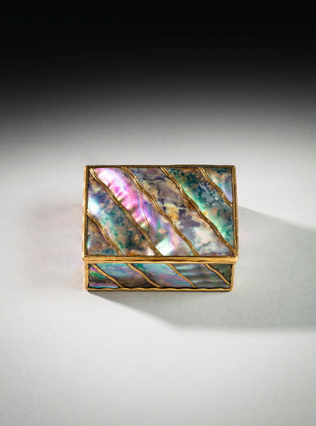 View full screen - View 1 of Lot 638. A gold-mounted mother-of-pearl snuff box, 19th century in earlier style .