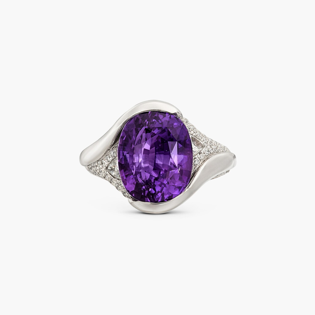 View full screen - View 1 of Lot 1423. Purple Sapphire and Diamond Ring | 10.03克拉 天然「斯里蘭卡」未經加熱紫色剛玉 配 鑽石 戒指.