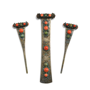View full screen - View 1 of Lot 9570. A group of a coral-inlaid silver hair slide and two hairpins, Qing dynasty, 19th century | 清十九世紀 銀嵌珊瑚鏨胎嵌琺瑯扁方一件及髮簪兩件.