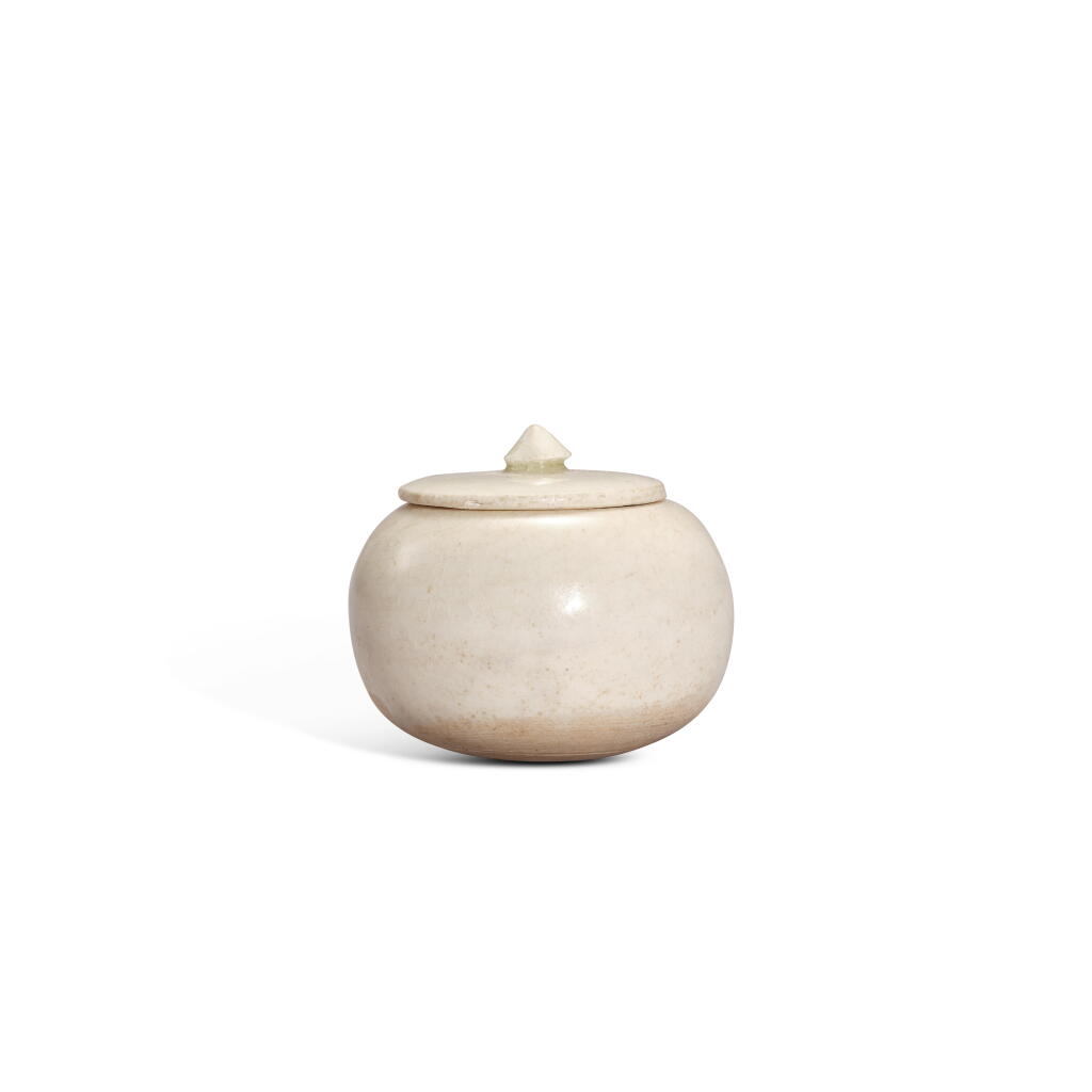 View full screen - View 1 of Lot 5864. A small white-glazed jar and cover, Sui dynasty | 隋 白釉小蓋罐.