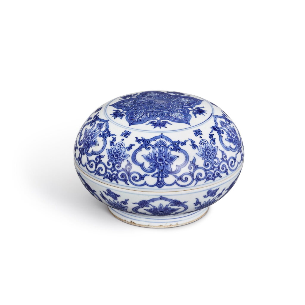 View full screen - View 1 of Lot 3658. A blue and white ‘longevity’ box and cover 17th century | 十七世紀 青花團花捧壽圓蓋盒.