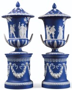 A PAIR OF COVERED WEDGWOOD BISCUIT URNS ON THEIR BASE, 19TH CENTURY | PAIRE D'URNES COUVERTES SUR LEUR SOCLE EN BISCUIT DE WEDGWOOD, XIXE SIÈCLE