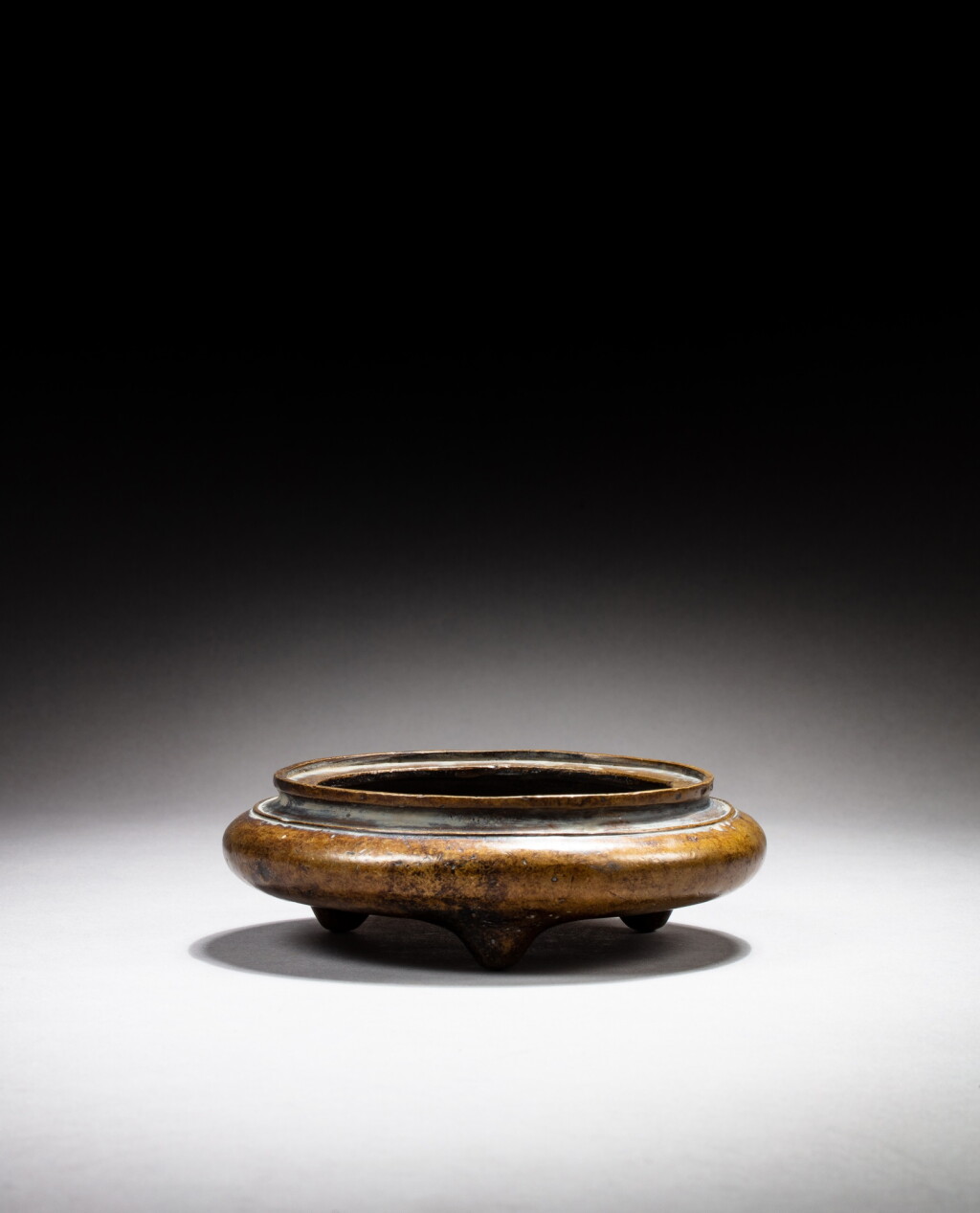 Voir en plein écran - Voir 1 du lot 41. A bronze tripod incense burner, Qing dynasty, 18th century | 清十八世紀 銅鬲式三足爐 《宣德年製》款.
