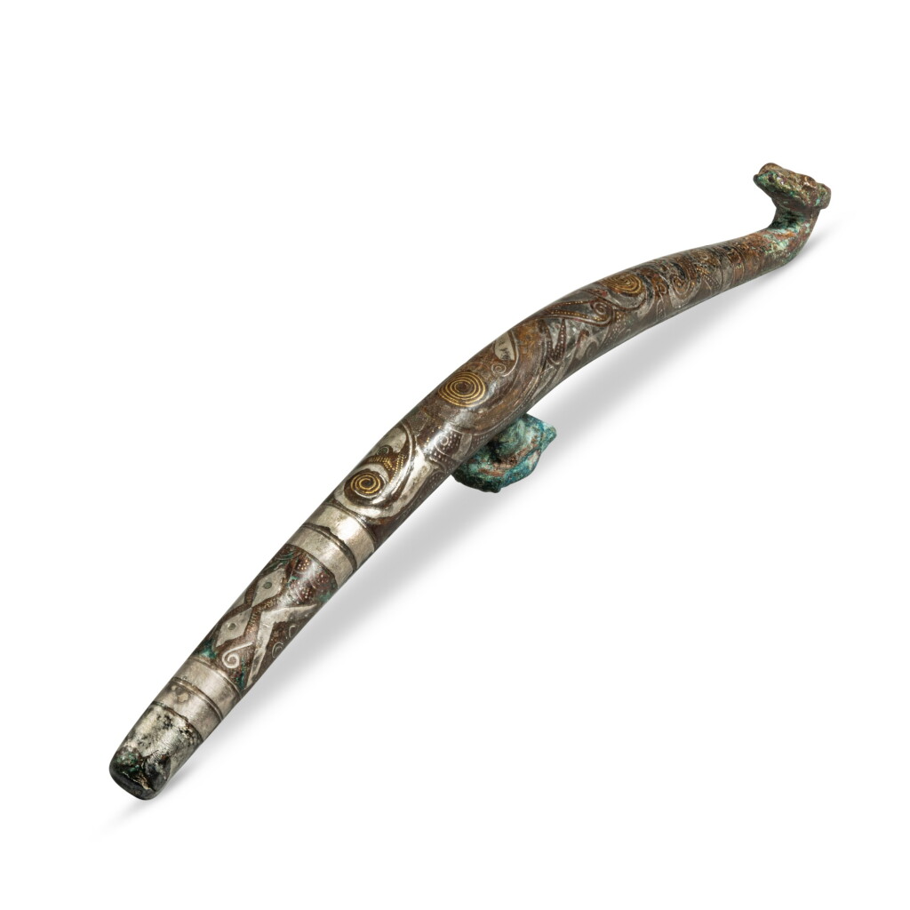 View full screen - View 1 of Lot 879. A gold and silver-inlaid bronze belt hook, Eastern Zhou dynasty, Warring States period | 東周 戰國 銅錯金銀幾何紋龍首帶鉤.