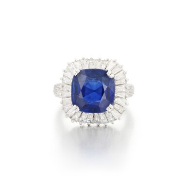 View full screen - View 1 of Lot 861. Bague saphir et diamants | Sapphire and diamond ring.