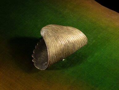 View full screen - View 1 of Lot 19. Manchette Coquillage.