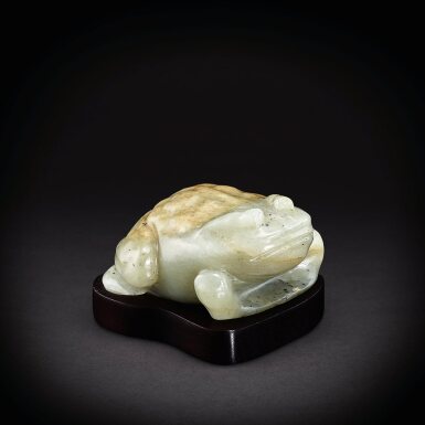View full screen - View 1 of Lot 6870. A celadon and grey jade frog, 17th century | 十七世紀 灰青玉蛙.