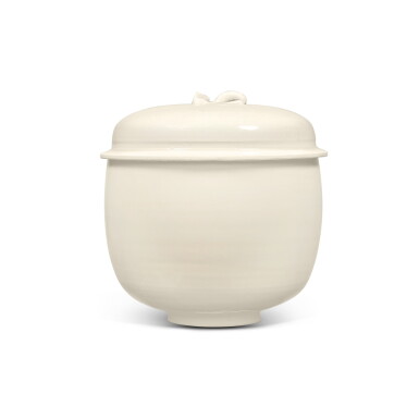 View full screen - View 1 of Lot 327. A 'Cizhou' white-glazed bowl and cover, Northern Song dynasty | 北宋 磁州窰白釉蓋盌.