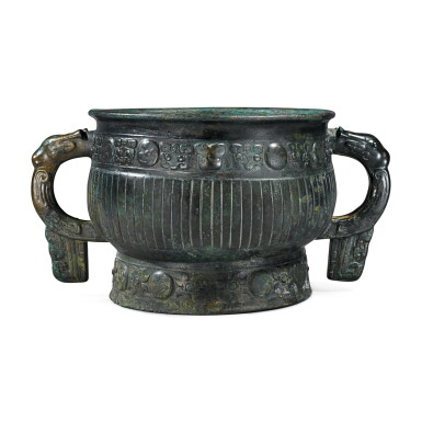 View full screen - View 1 of Lot 32. An archaic bronze ritual food vessel (Gui), Late Shang / Early Western Zhou dynasty | 商末 / 西周初 青銅獸面直棱紋簋.
