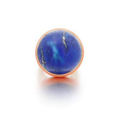 View full screen - View 1 of Lot 113. Bague lapis lazuli et corail | Lapis lazuli and coral ring.