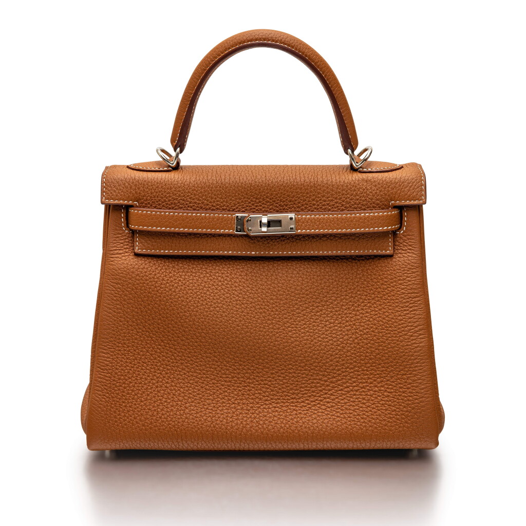 View full screen - View 1 of Lot 6. Gold Retourne Kelly 25cm in Togo Leather with Palladium Hardware, 2019 | 愛馬仕 | 37金色Togo小牛皮25公分內縫凱莉包附鍍鈀金屬件,2019.