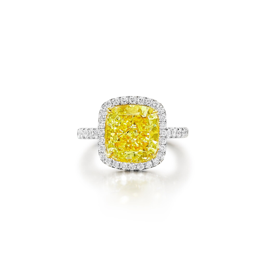 View full screen - View 1 of Lot 1884. Fancy Vivid Yellow Diamond and Diamond Ring | 5.85克拉 艷彩黃色 內部無瑕 鑽石 配 鑽石 戒指.
