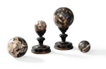 A pair of decorative marble balls | Paire de Boules décoratives en marbre