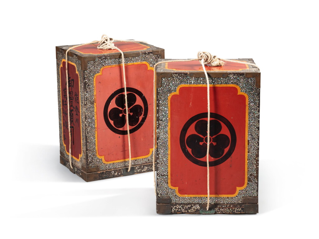 View full screen - View 1 of Lot 370. Two mother-of-pearl inlay and lacquer jubako boxes Japan, Meiji-Taishō period | Deux boîtes jubako en laque avec incrustation de nacre Japon, époque Meiji-Taishō.