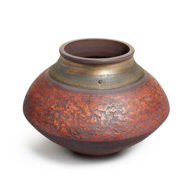 View full screen - View 1 of Lot 846. Large Disced Pot.