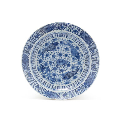 View full screen - View 1 of Lot 1. A blue and white 'crab and fish' lobed dish, Qing dynasty, 18th-19th century | 清十八至十九世紀 青花藻紋菊口折沿盤 《康熙年製》款.
