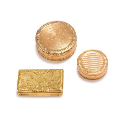 View full screen - View 1 of Lot 321. Three gold snuff boxes, Paris, late 18th century and later | Trois tabatières en or, Paris, fin du XVIIIe siècle et après,.