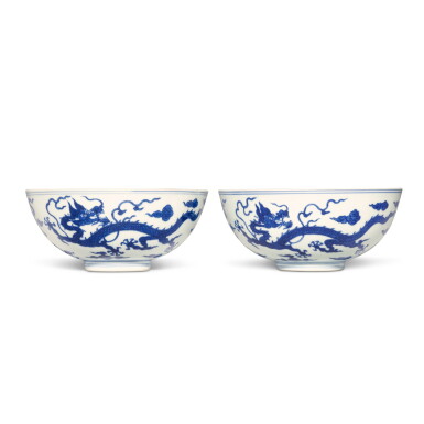 View full screen - View 1 of Lot 707. A pair of blue and white 'dragon' bowls, Seal marks and period of Qianlong | 清乾隆 青花雲龍紋盌一對 《大清乾隆年製》款.