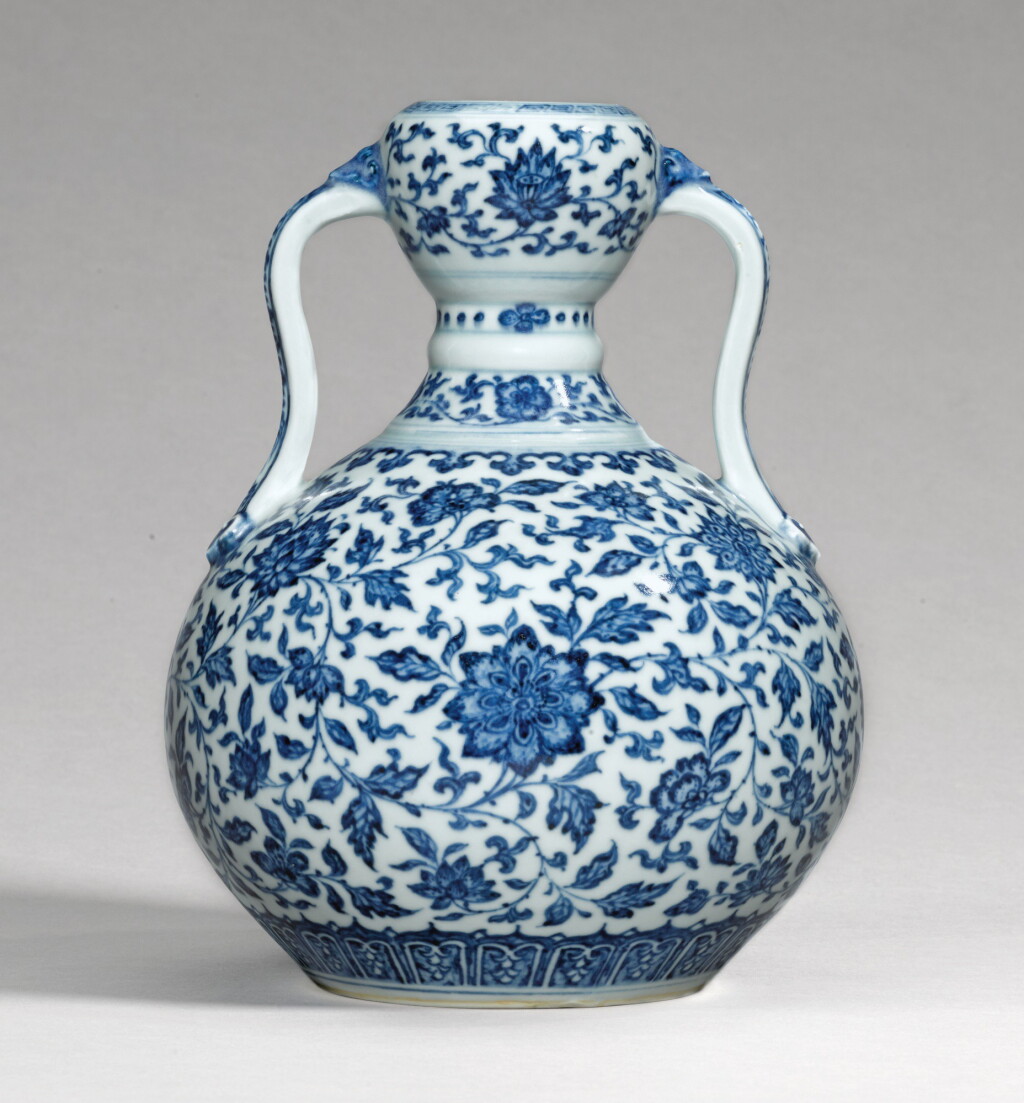 View full screen - View 1 of Lot 39. A RARE BLUE AND WHITE DOUBLE-GOURD VASE, YONGZHENG MARK AND PERIOD | 清雍正 青花纏枝蓮紋雙耳葫蘆尊 《大清雍正年製》款.