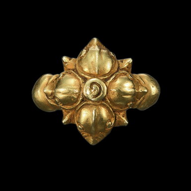 View full screen - View 1 of Lot 1014. A solid gold ring with floral bezel Java, Indonesia, 9th - 12th century | 印尼爪哇 九至十二世紀 花紋金戒指.