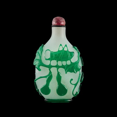 View full screen - View 1 of Lot 1017. A green overlay glass 'cricket and praying mantis' snuff bottle, Qing dynasty, Daoguang period | 清道光 珍珠地套綠料螳螂蟋蟀圖鼻煙壺.