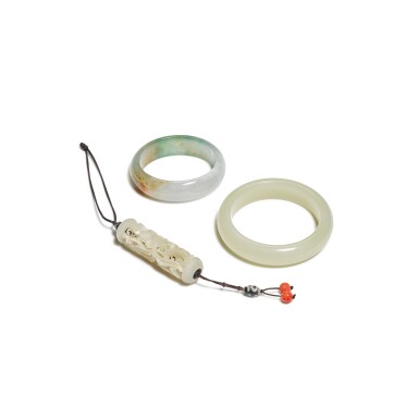 View full screen - View 1 of Lot 968. A white jade reticulated cylindrical pendant, Late Qing dynasty / Republic period.