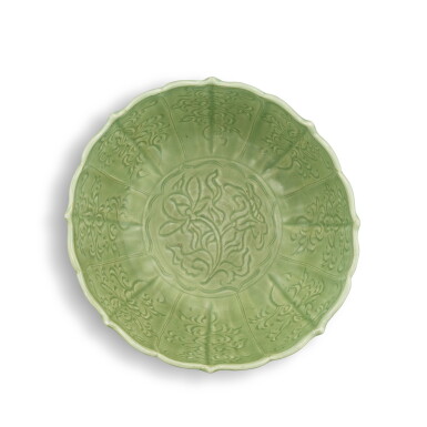 View full screen - View 1 of Lot 5582. A large Longquan celadon-glazed 'floral' bowl, Ming dynasty | 明 龍泉窰青釉花卉紋花口盌.
