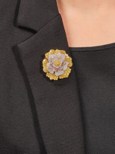 View full screen - View 1 of Lot 2763. Coloured Diamond and Diamond Brooch | 彩色鑽石 配 鑽石 胸針.