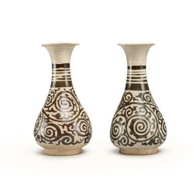 View full screen - View 1 of Lot 771. A pair of 'Jizhou' painted pear-shaped vases, Southern Song dynasty | 南宋 吉州窰白地褐花長頸瓶一對.
