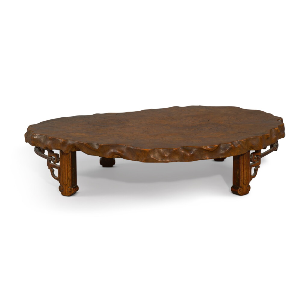 Voir en plein écran - Voir 1 du lot 684. A 'huanghuali' table-form stand, Qing dynasty, 18th / 19th century | 清十八 / 十九世紀 黃花梨小几.