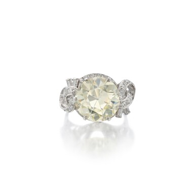 View full screen - View 1 of Lot 493. Diamond Ring.