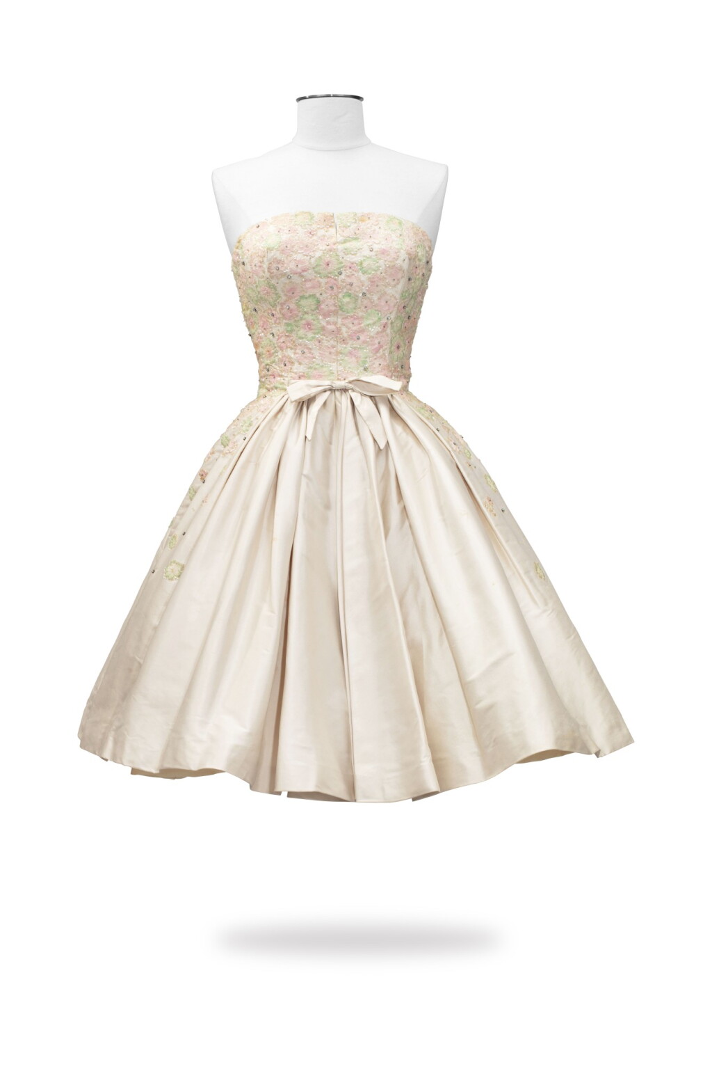 View full screen - View 1 of Lot 1. Emilio Schuberth, Haute Couture, Spring-Summer, 1959, Short evening dress in satin | Robe du soir courte en satin.