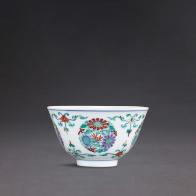 View full screen - View 1 of Lot 3515. A fine doucai 'chrysanthemum medallion' wine cup, Mark and period of Yongzheng | 清雍正 鬪彩團菊紋盃 《大清雍正年製》款.