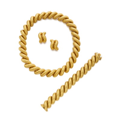 View full screen - View 1 of Lot 407. Suite of Gold Jewels.