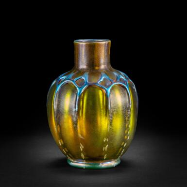 View full screen - View 1 of Lot 20. Vase.