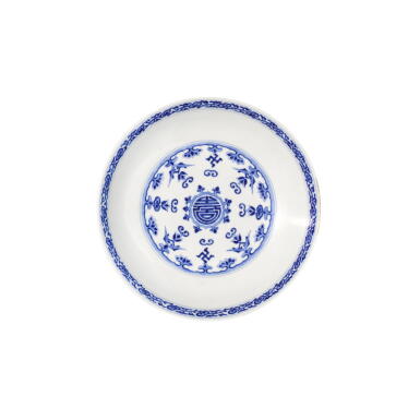 View full screen - View 1 of Lot 36. A blue and white ‘shou’ dish, Qing dynasty, Yongzheng / Qianlong period | 清雍正 / 乾隆 青花壽字紋盤.