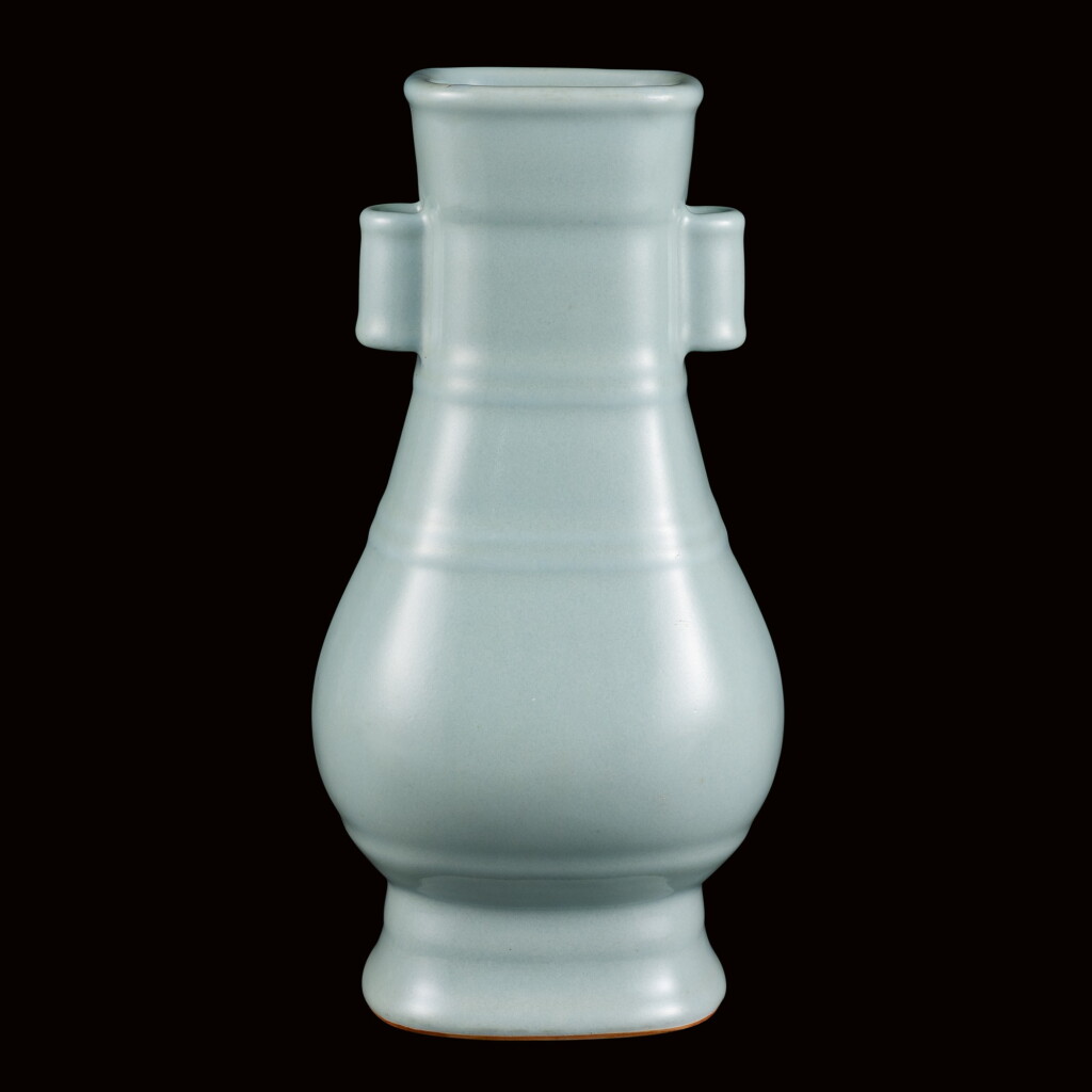 View full screen - View 1 of Lot 51. A GUAN-TYPE ARROW-HANDLED VASE, HU SEAL MARK AND PERIOD OF YONGZHENG | 清雍正 仿官釉弦紋貫耳壺 《大清雍正年製》款.