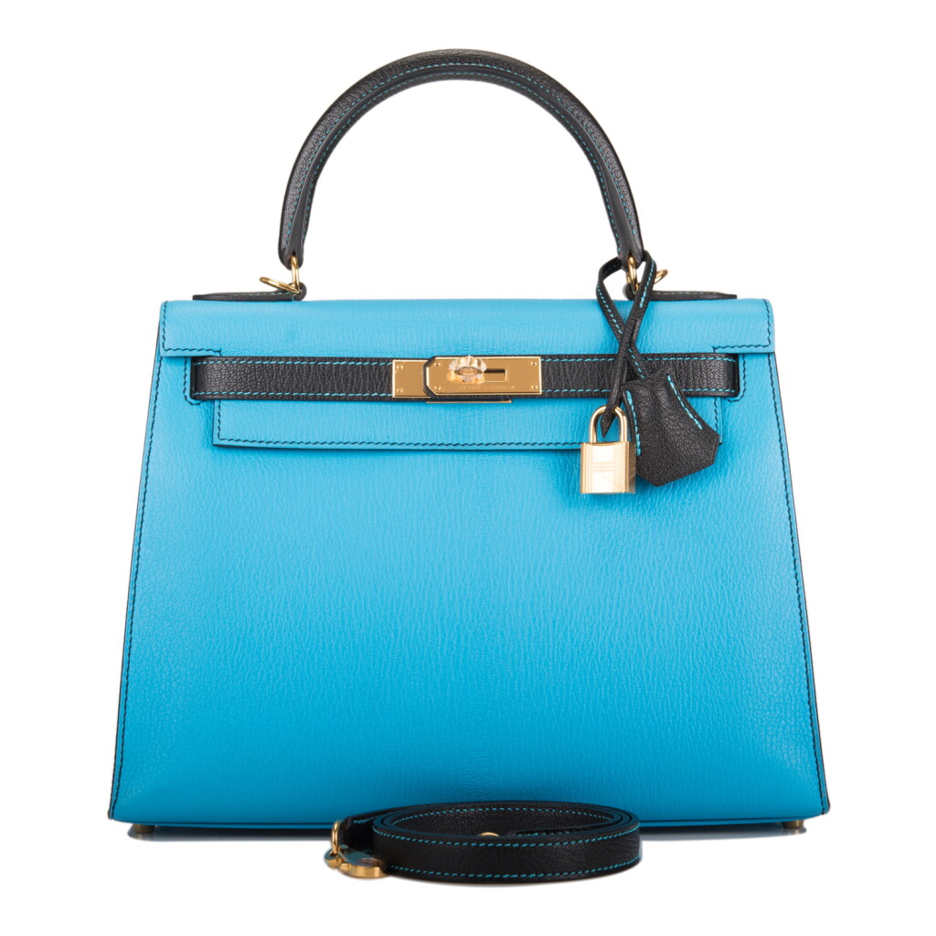 View full screen - View 1 of Lot 15. HERMÈS | HORSESHOE STAMP (HSS) BICOLOR BLEU AZTEC AND BLACK SELLIER KELLY 28CM OF CHEVRE LEATHER WITH GOLD HARDWARE.