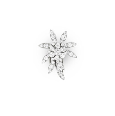 View full screen - View 1 of Lot 68. Clip diamants | Diamond clip-brooch.