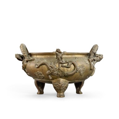 View full screen - View 1 of Lot 9571. A large bronze 'dragon' incense burner, Late Ming dynasty | 明晚期 銅龍紋沖耳爐 《大明宣德年製》仿款.